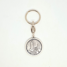 Cargar imagen en el visor de la galería, Pope Francis Keychain - Silver keychain with a circular pendant featuring an engraved portrait of Pope Fracis and the Apparitions of Fatima