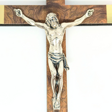 Cargar imagen en el visor de la galería, Replica of Sister Lucia's Crucifix – Wooden Cross with Silver Corpus