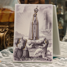 Cargar imagen en el visor de la galería, Wood Plaque Apparitions of Our Lady of Fatima