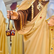 Cargar imagen en el visor de la galería, Wood and Cloth Scapular