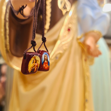 Cargar imagen en el visor de la galería, Wood and Cloth Scapular