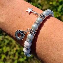 Cargar imagen en el visor de la galería, Christmas Bracelet - Cream and Gray