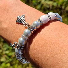 Cargar imagen en el visor de la galería, Christmas Bracelet - Cream and Gray