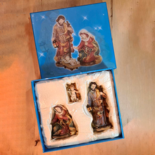 Cargar imagen en el visor de la galería, Classic Nativity Scene - 3 Pieces | 4.13'' | 10.5cm