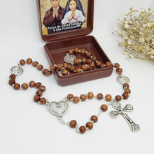 Cargar imagen en el visor de la galería, Saint Francisco and Saint Jacinta Wood Rosary