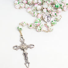 Cargar imagen en el visor de la galería, Pink and green Marble-Effect Crystal Rosary with Heart Centerpiece and Blue Pouch

