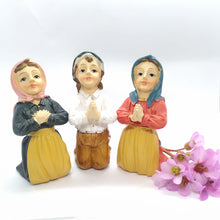 Load image into Gallery viewer, 3 Little Shepherds praying
