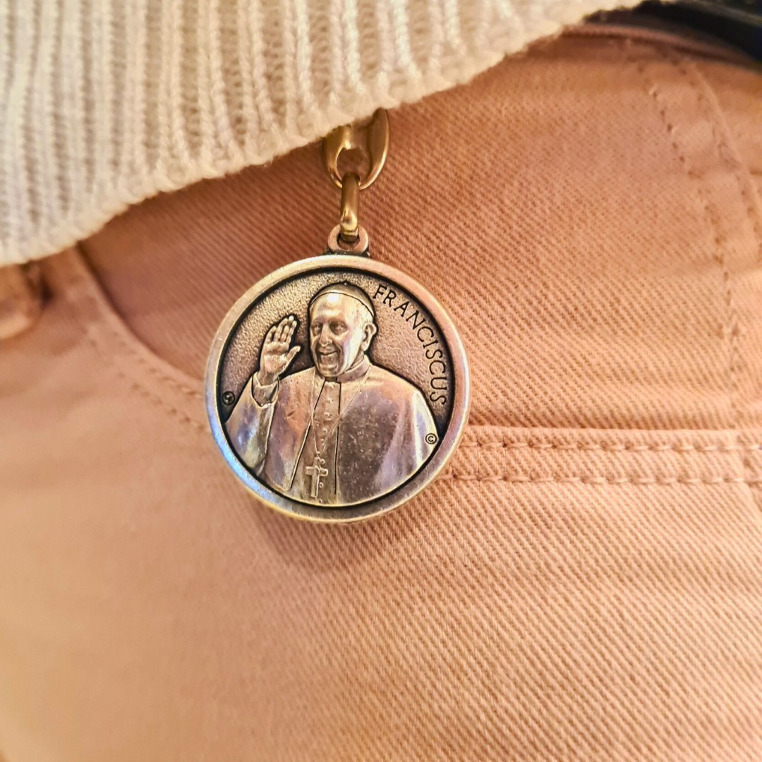 Pope Francis Keychain - Silver keychain with a circular pendant featuring an engraved portrait of Pope Fracis and the Apparitions of Fatima
