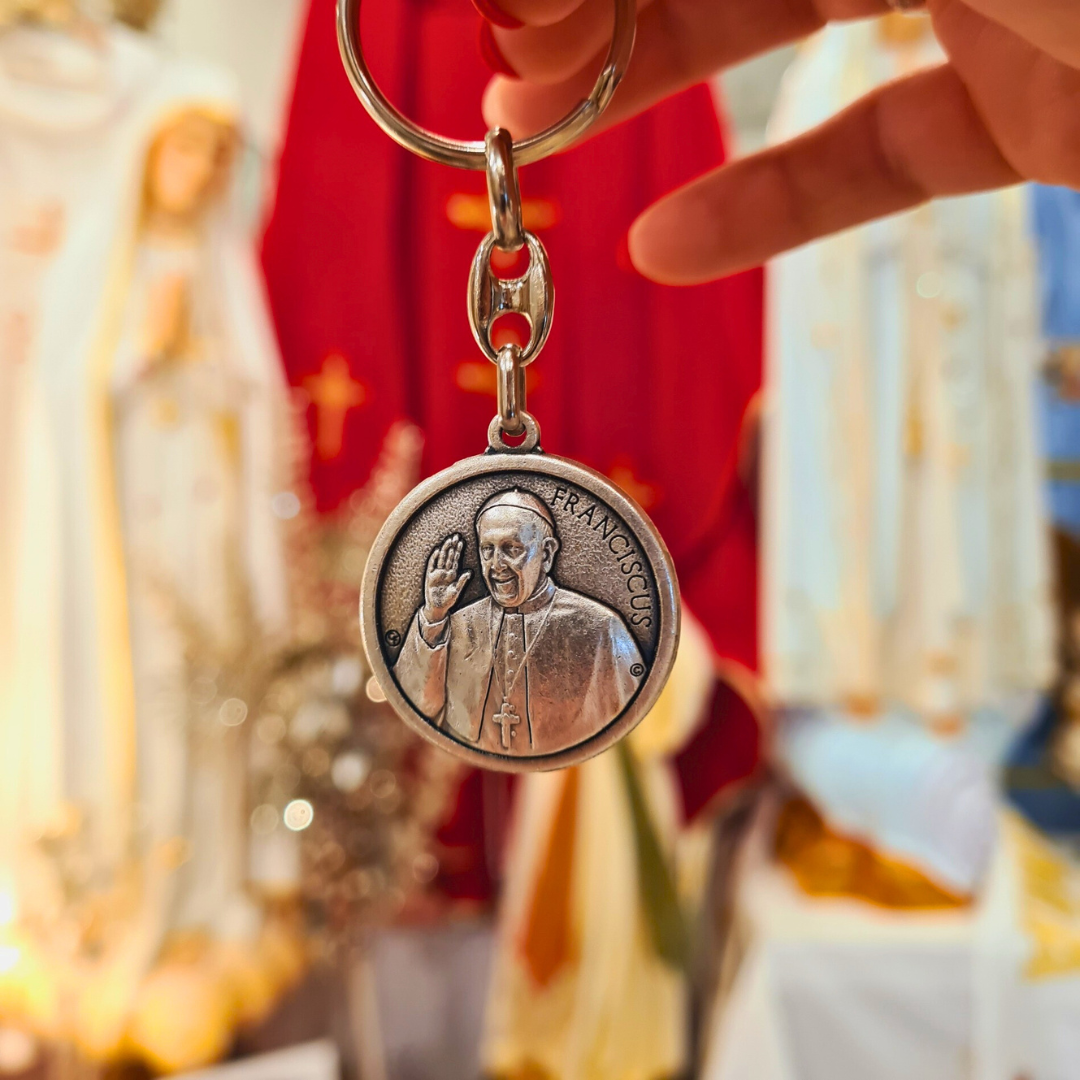 Pope Francis Keychain - Silver keychain with a circular pendant featuring an engraved portrait of Pope Fracis and the Apparitions of Fatima