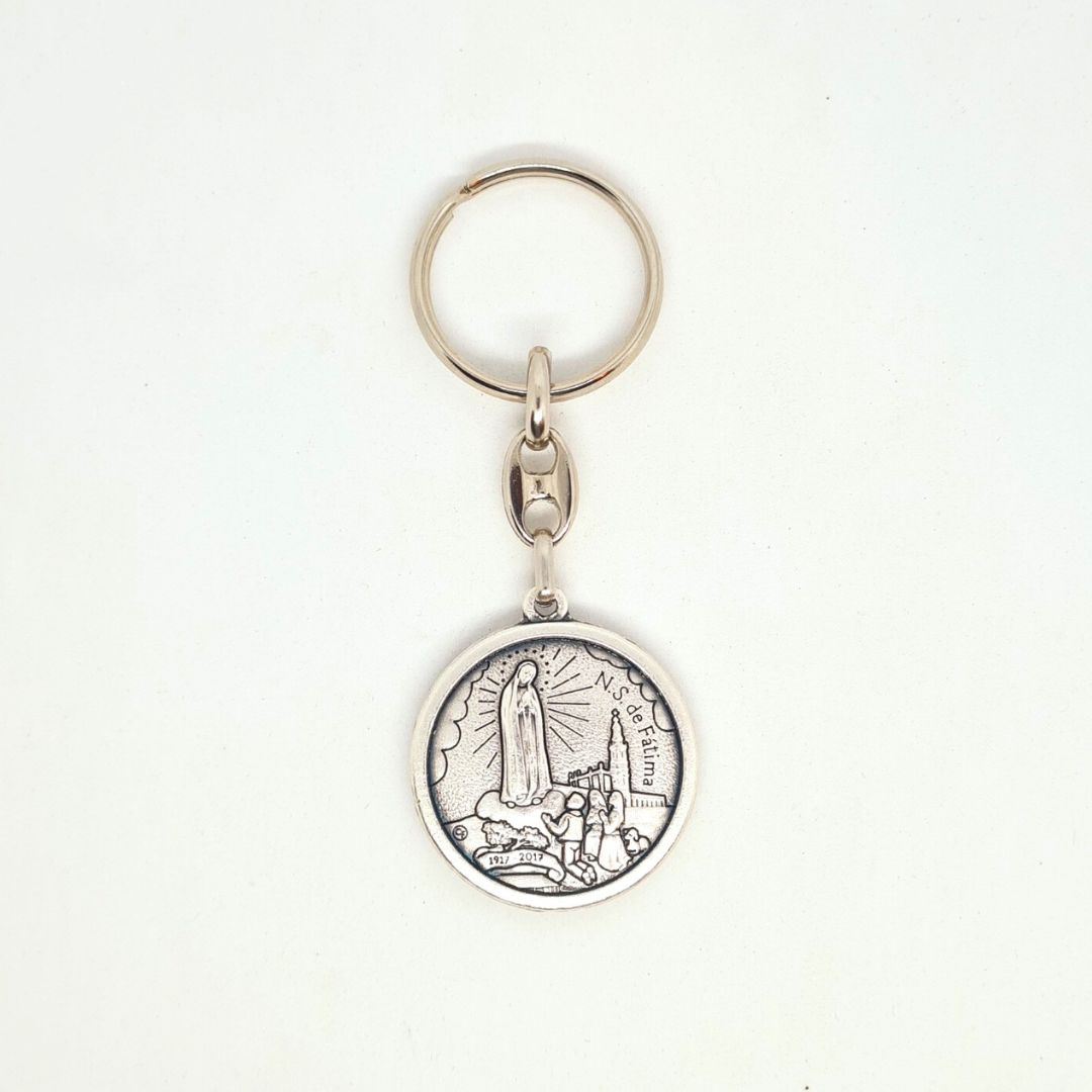 Pope Francis Keychain - Silver keychain with a circular pendant featuring an engraved portrait of Pope Fracis and the Apparitions of Fatima