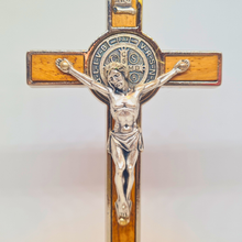 Cargar imagen en el visor de la galería, Saint Benedict Standing Crucifix [5.3&#39;&#39; | 13,5cm]
