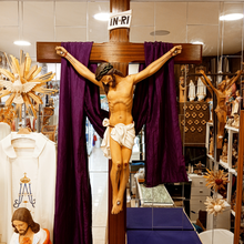 Cargar imagen en el visor de la galería, Wall Crucifix [Several Sizes]
