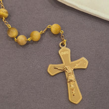 Cargar y reproducir el video en el visor de la galería, Rosario de Piedra Ojo de Tigre Natural con Crucifijo Tradicional Tono Dorado
